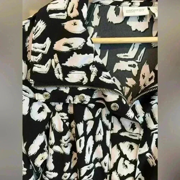 CHICOS SIZE 1 (M 8/10) Womens Medium ZENERGY activewear Lightweight Jacket - Picture 3 of 8